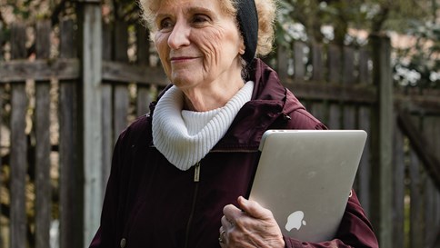 Người già khổ sở với công nghệ